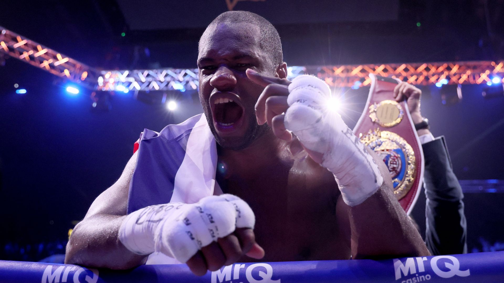 Daniel Dubois merayakan kemenangan sebagai juara dunia WBO