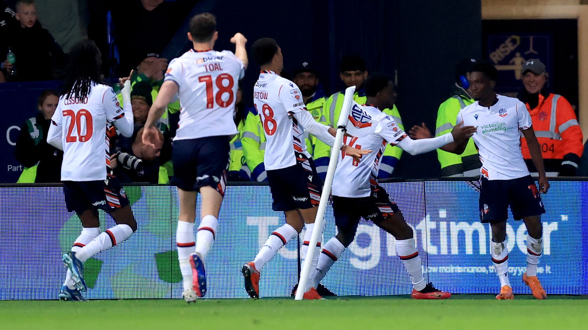 Gol Amario Cozier-Duberry membawa Bolton unggul atas Bradford di Liga Satu