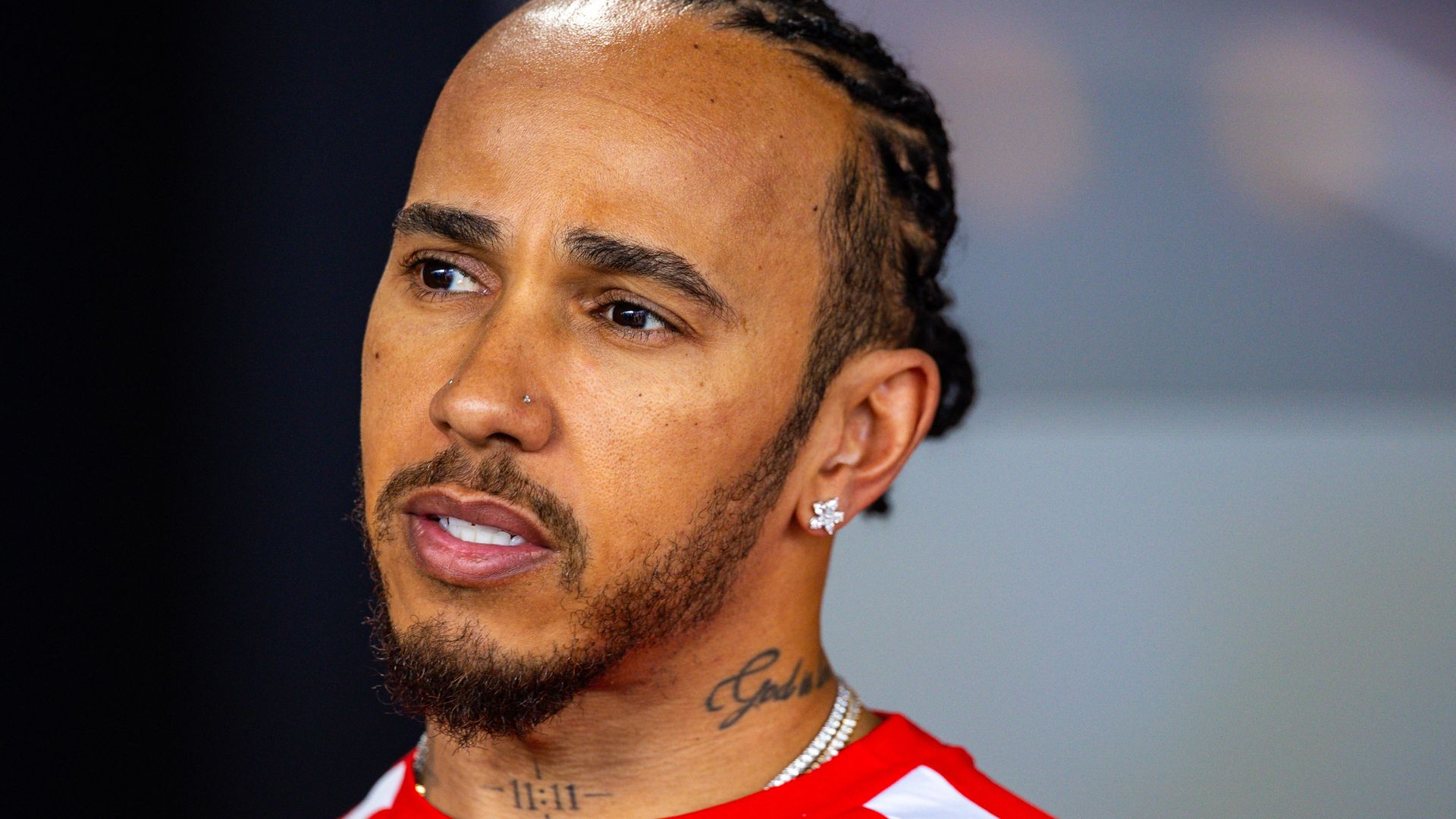 Lewis Hamilton saat konferensi pers mengonfirmasi kontrak Ferrari 2027