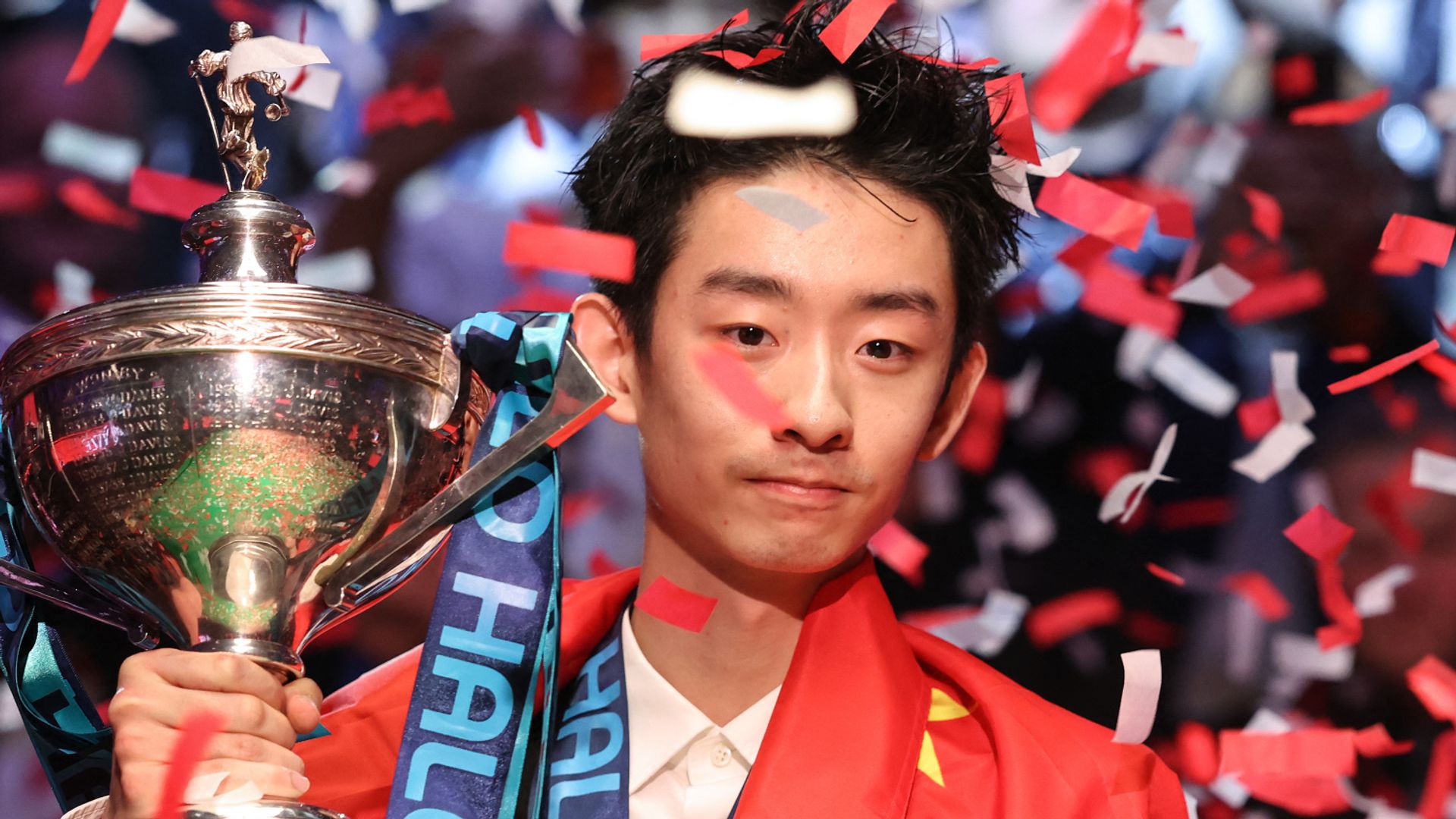Wu Yize merayakan kemenangan juara dunia snooker 2023